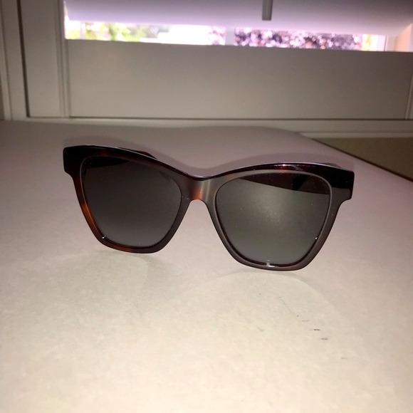 Fendi‎ "Peekaboo" Sunglasses - Tortoise Shell Frame- Priced to Sell - Picture 2 of 4